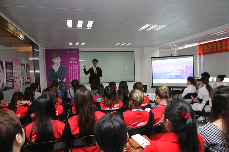 南寧眉眼唇技術(shù)學(xué)校_麗竹半精修班課堂