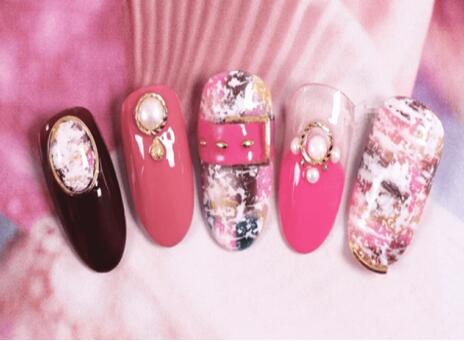 南寧美甲學(xué)校：桃紅色皮帶美甲教程