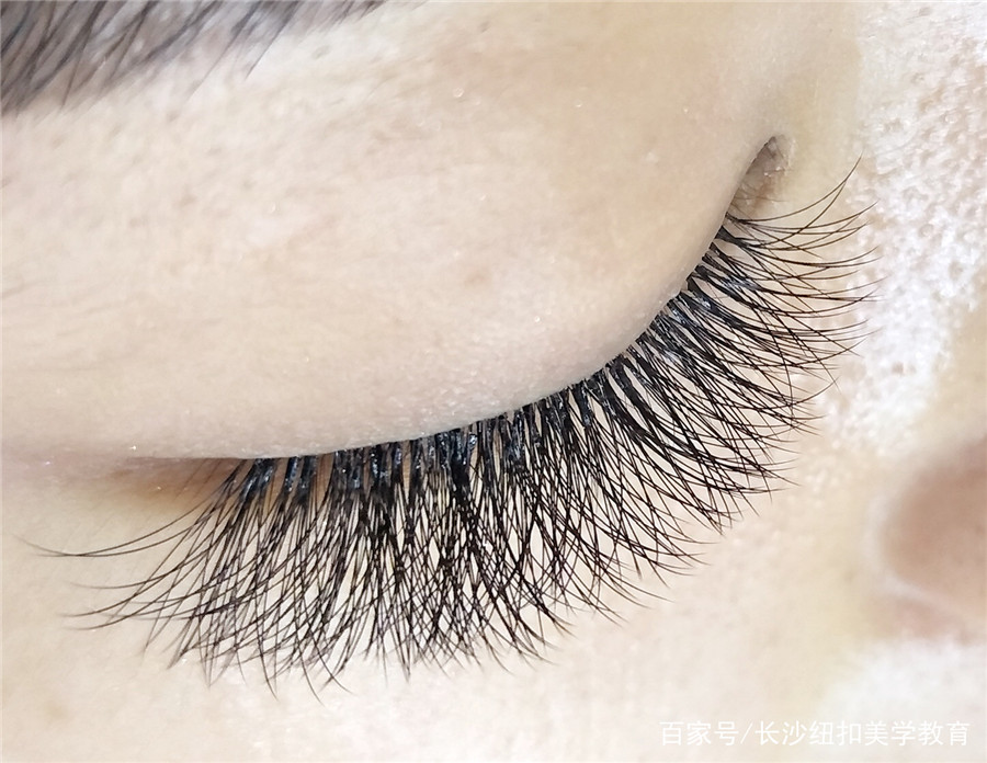 南寧紋繡學(xué)校：實用美睫技巧，讓你放大雙眼