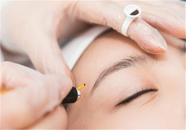 廣西紋繡學(xué)校：眉毛為什么會掉色