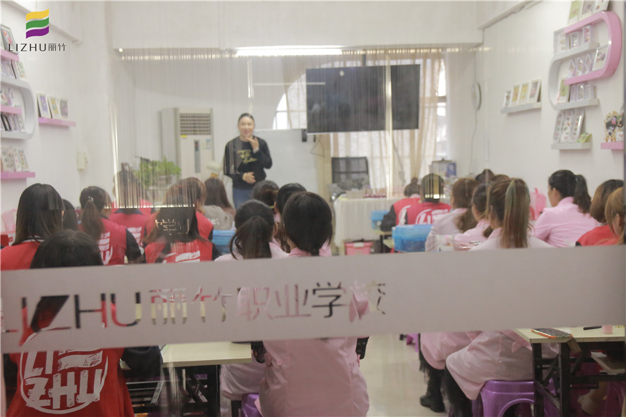 伯爵攜手麗竹進行美容美甲就業(yè)宣講