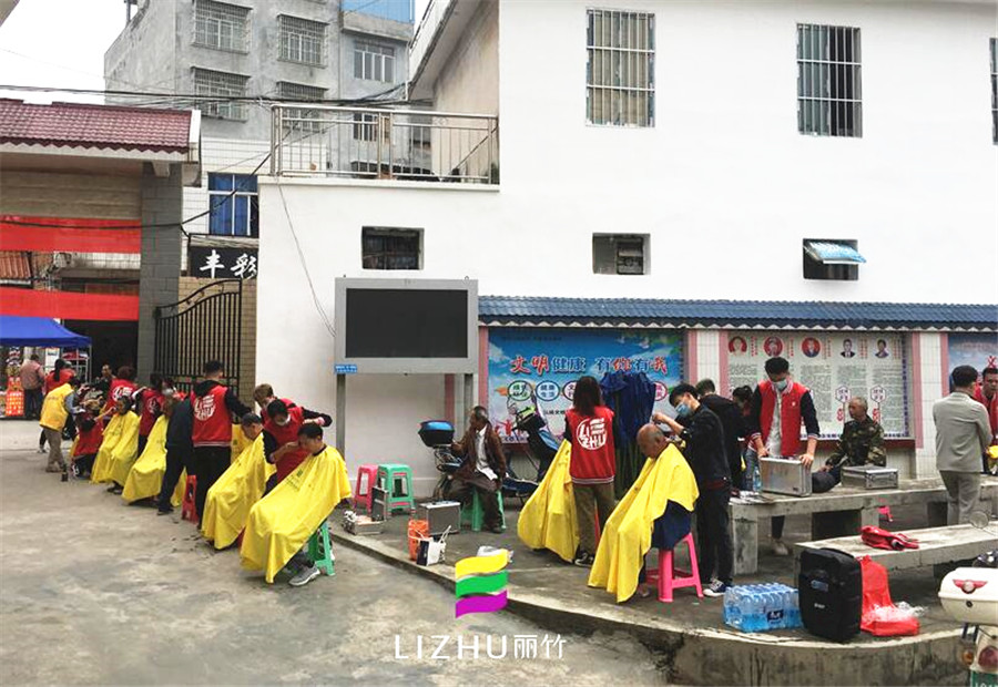 美發(fā)學(xué)校實踐：學(xué)習(xí)雷鋒，好榜樣