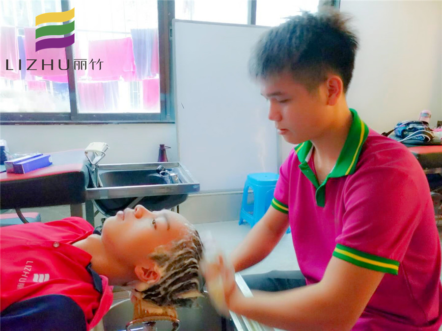 美發(fā)學(xué)員心得：老師，我們沒有忘