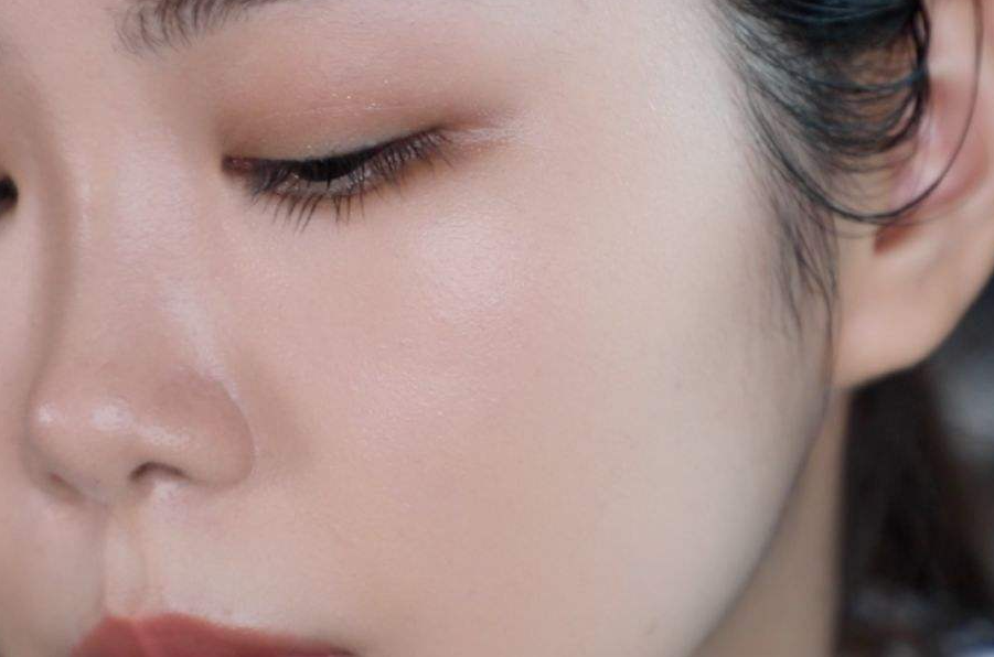 南寧化妝學(xué)校：冬天化妝卡粉怎么辦