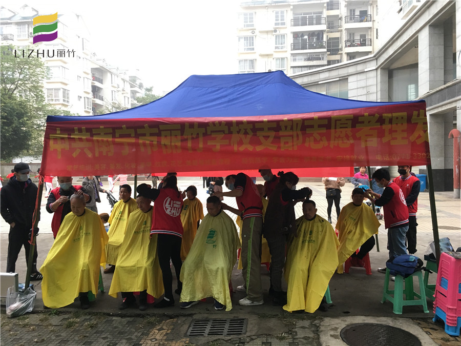 南寧美發(fā)學(xué)?！睂W(xué)雷鋒”活動(dòng)為社區(qū)免費(fèi)理發(fā)