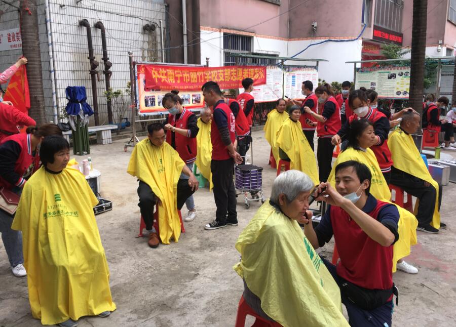 “雷鋒義剪”入社區(qū)，方知南寧美發(fā)學(xué)校哪家好