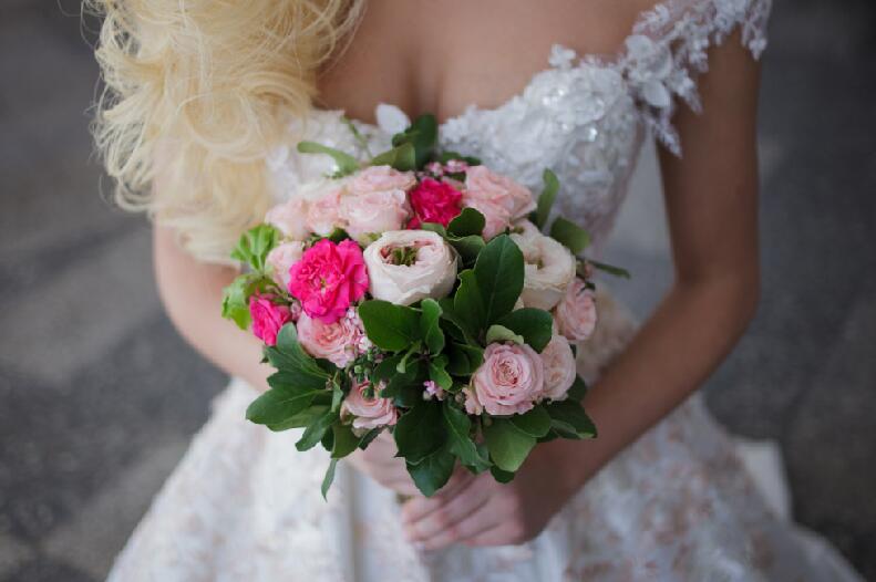 南寧花藝師培訓(xùn)學(xué)校：婚禮鮮花四大特點