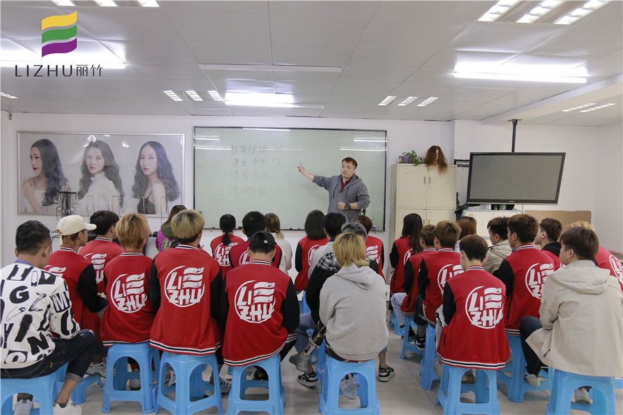 就業(yè)宣講：來(lái)南寧美發(fā)學(xué)校學(xué)美發(fā)安排工作