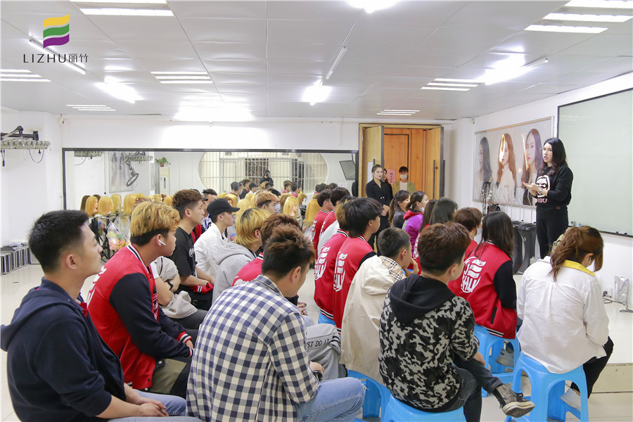 來廣西南寧美發(fā)學(xué)校學(xué)技能，就業(yè)有保障