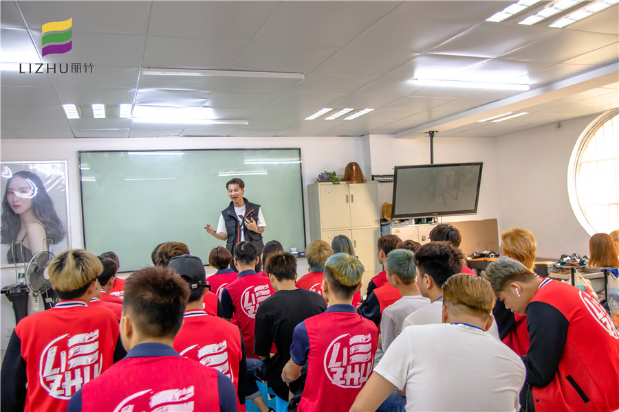 南寧學(xué)美發(fā)好就業(yè)嗎？來麗竹學(xué)?？纯淳椭懒?>
								
								<span id=