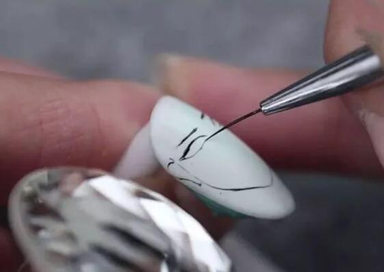 跟著廣西美甲培訓(xùn)班學(xué)畫直線的技巧