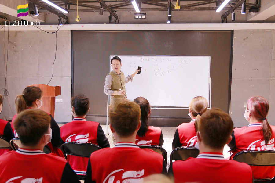 乾健·形象設(shè)計(jì)沙龍招人啦！廣西美發(fā)學(xué)校為你解決就業(yè)之憂