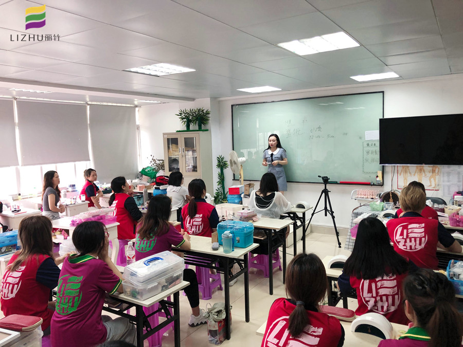 南寧學(xué)美甲好就業(yè)嗎？看看我們翌航美甲店就業(yè)專場吧