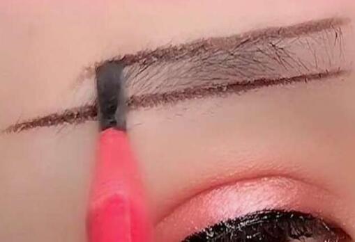 初學(xué)化妝畫好眉毛的教程，來南寧化妝學(xué)校學(xué)習(xí)