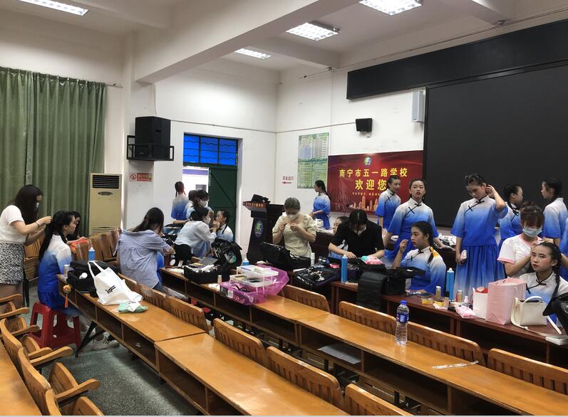 南寧化妝學(xué)校外出實踐，受到演員比心點贊