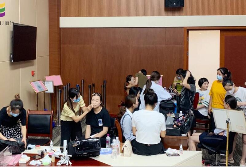 南寧化妝外出實踐，提升學(xué)員動手能力