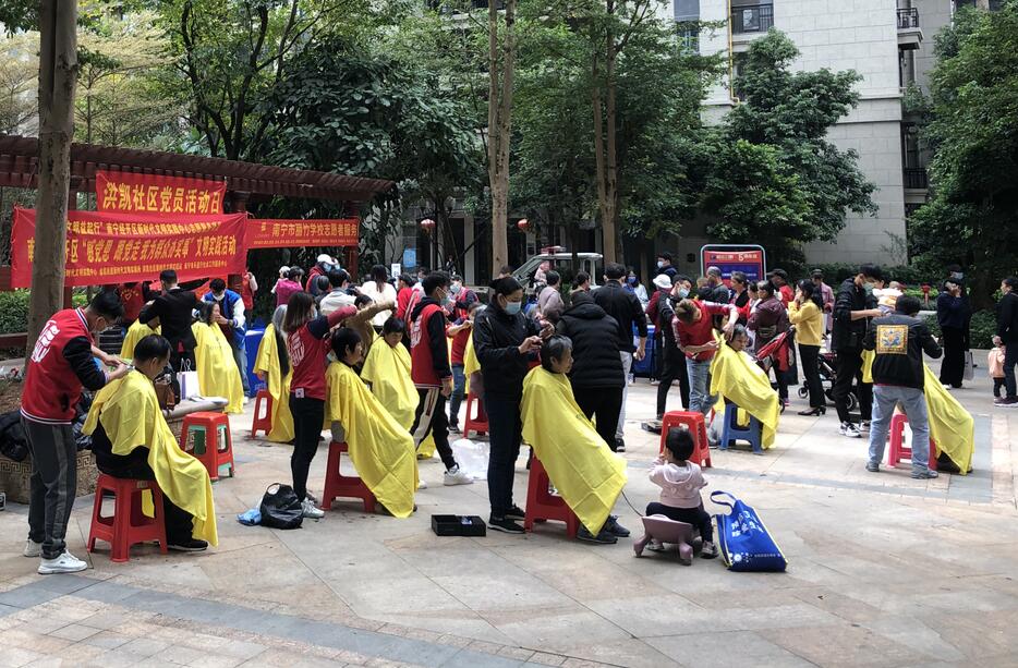 南寧學(xué)美發(fā)有實踐嗎？來看麗竹美發(fā)學(xué)校社區(qū)理發(fā)活動