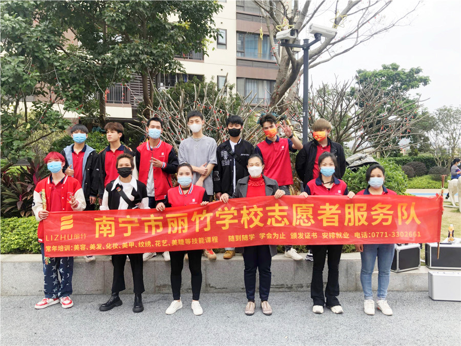 南寧美發(fā)學(xué)校小區(qū)理發(fā)，積極發(fā)揚(yáng)“雷鋒精神”