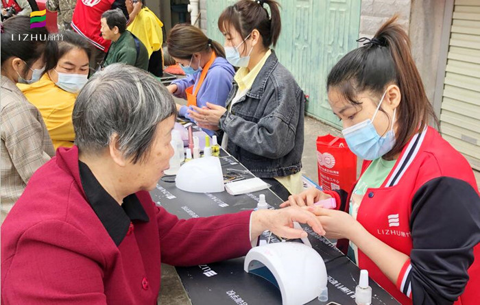 廣西美甲學(xué)校公益美甲進(jìn)社區(qū)，居民連聲道謝與稱贊