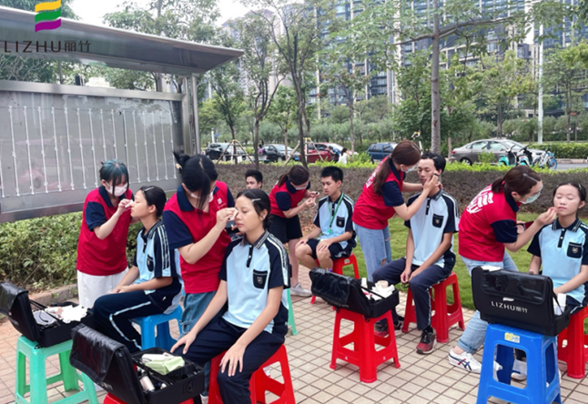 化妝實(shí)踐報(bào)告-麗竹學(xué)?；瘖y專業(yè)為南寧市三中提供化妝服務(wù)