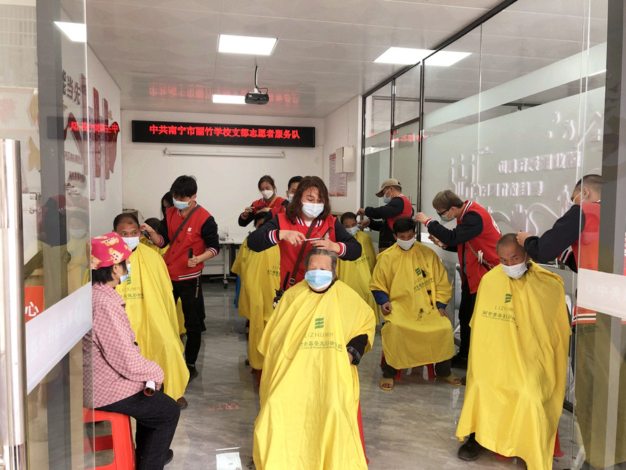 南寧美發(fā)學校外出理發(fā)活動，你煥然一新過大年