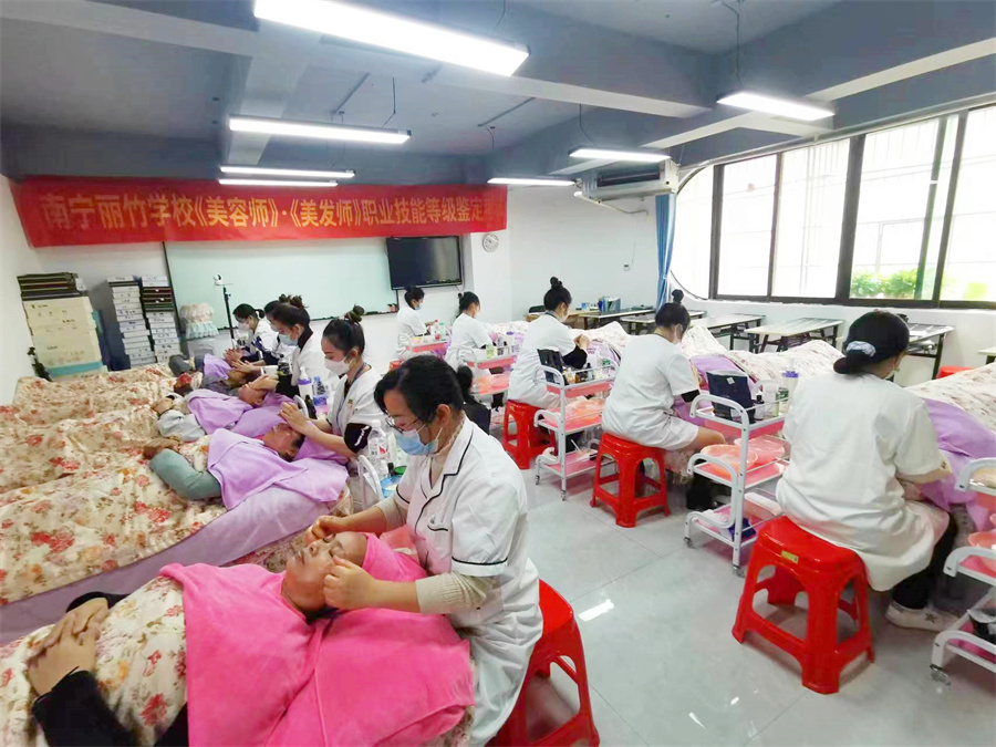 全員通過！廣西南寧美容師美發(fā)師考證班