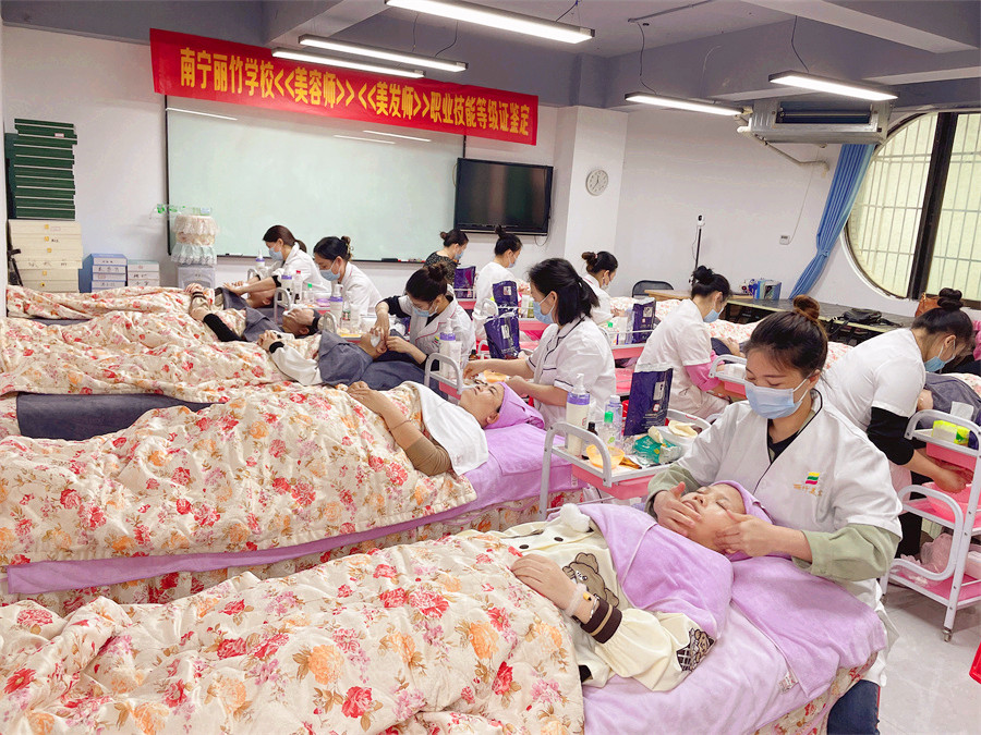 南寧美容師考證-麗竹學(xué)校美容專(zhuān)場(chǎng)落幕