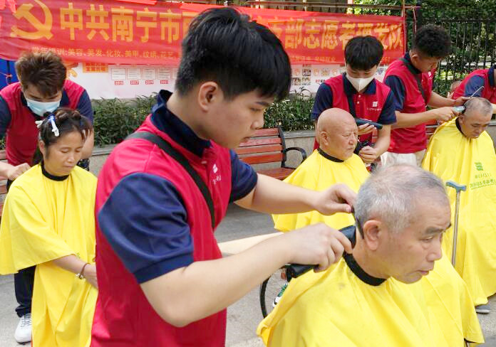 我為群眾辦實事--南寧美發(fā)學(xué)校志愿服務(wù)