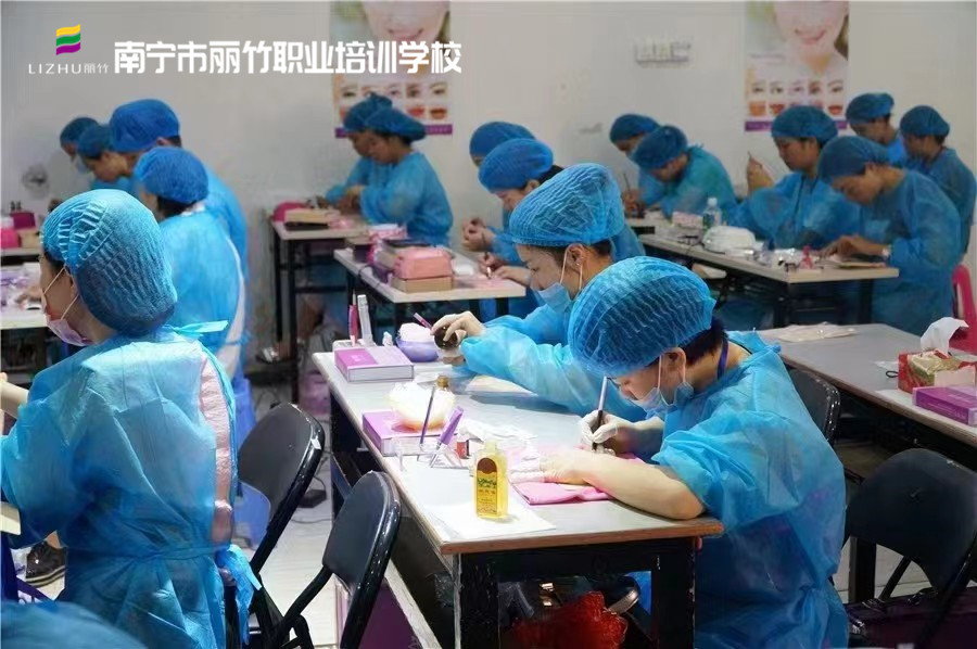 如何選擇紋繡學(xué)校？南寧紋繡學(xué)校教你