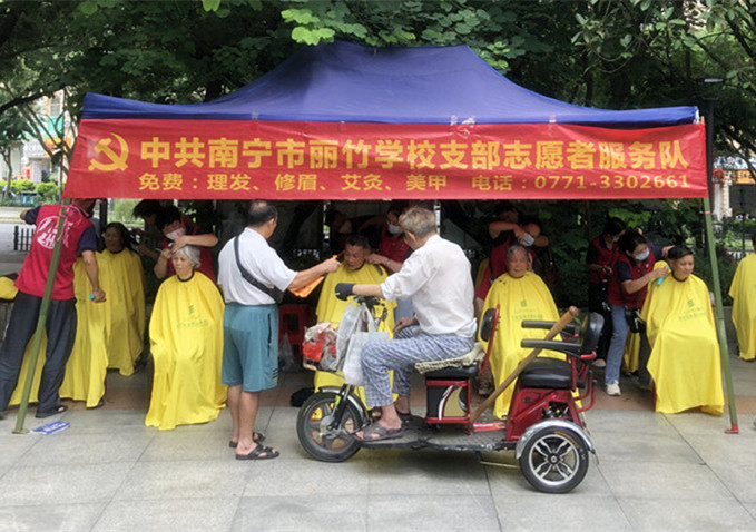 ?小區(qū)免費(fèi)理發(fā)公益活動(dòng)，廣西美發(fā)職業(yè)技術(shù)學(xué)校在進(jìn)行