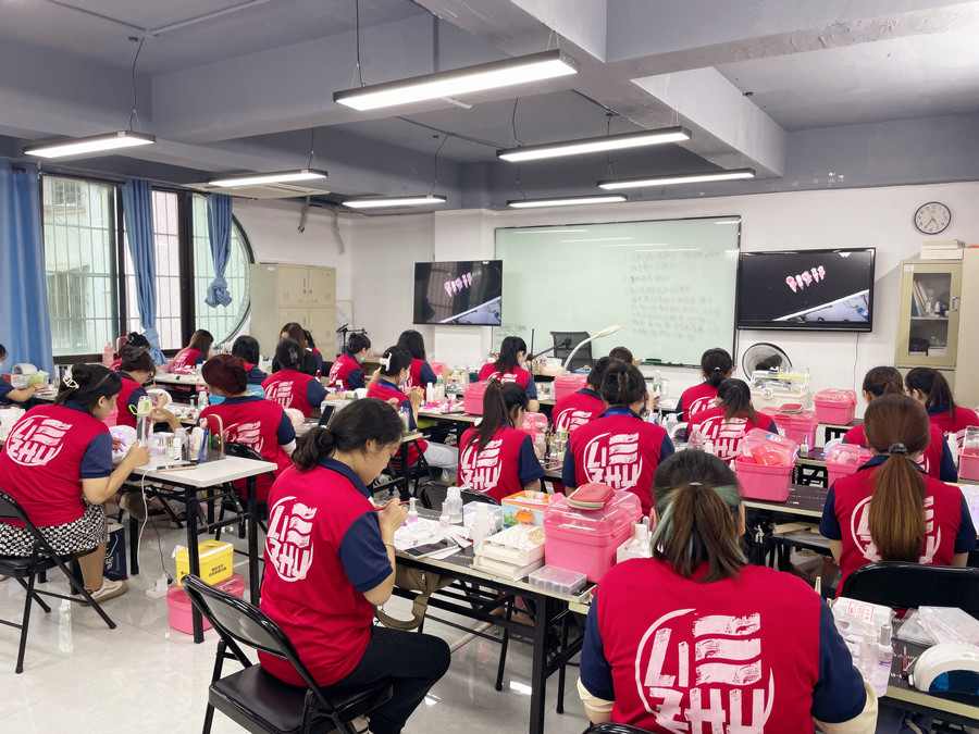 美甲師廣西：果凍膠貼片怎么卸？