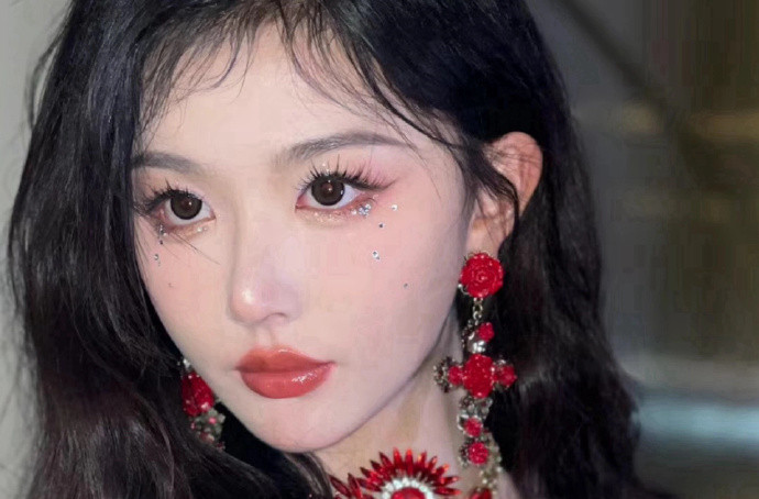 孔雪兒演唱會(huì)碎鉆仿妝，廣西美妝學(xué)習(xí)