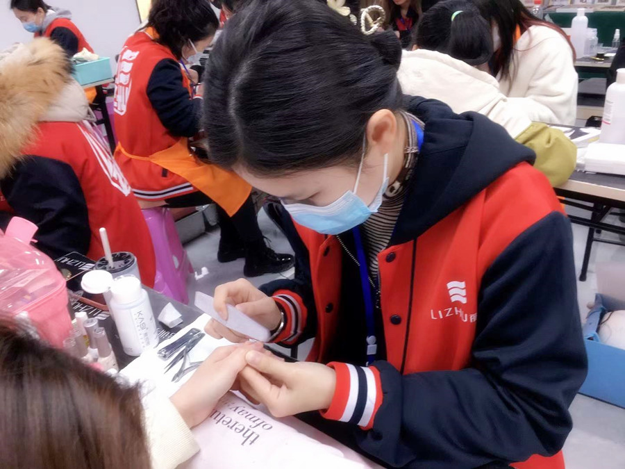 打磨甲面的作用？南寧美甲培訓(xùn)班技能分享