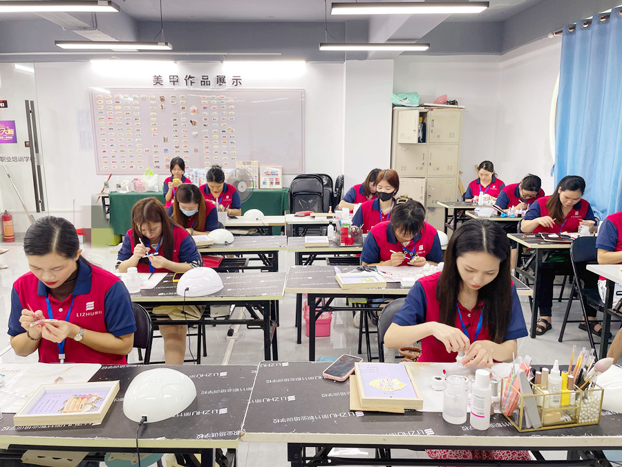 跳色美甲的特點(diǎn)，南寧美甲培訓(xùn)品牌詳解