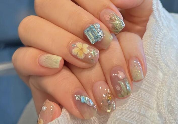 夏日彩繪花朵美甲，南寧美甲造型去哪學(xué)？