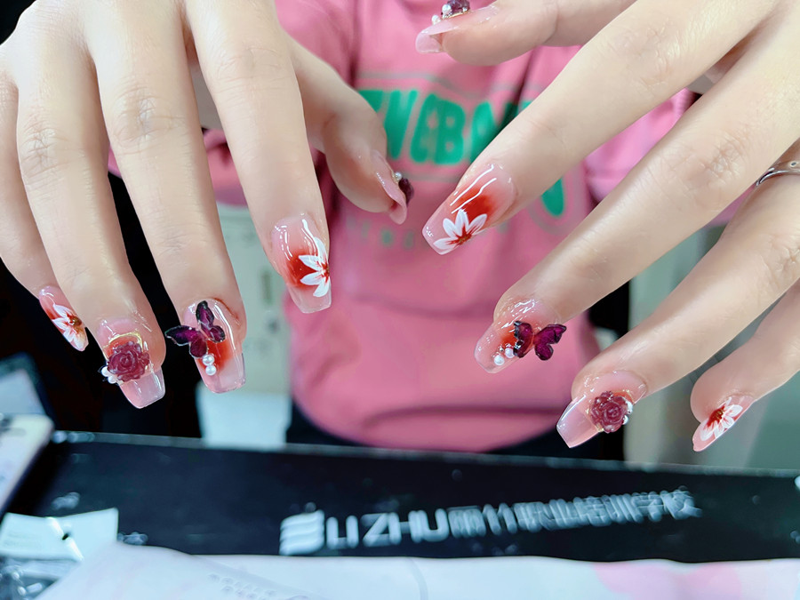 廣西美甲美睫：如何選擇適合自己的指甲形狀？