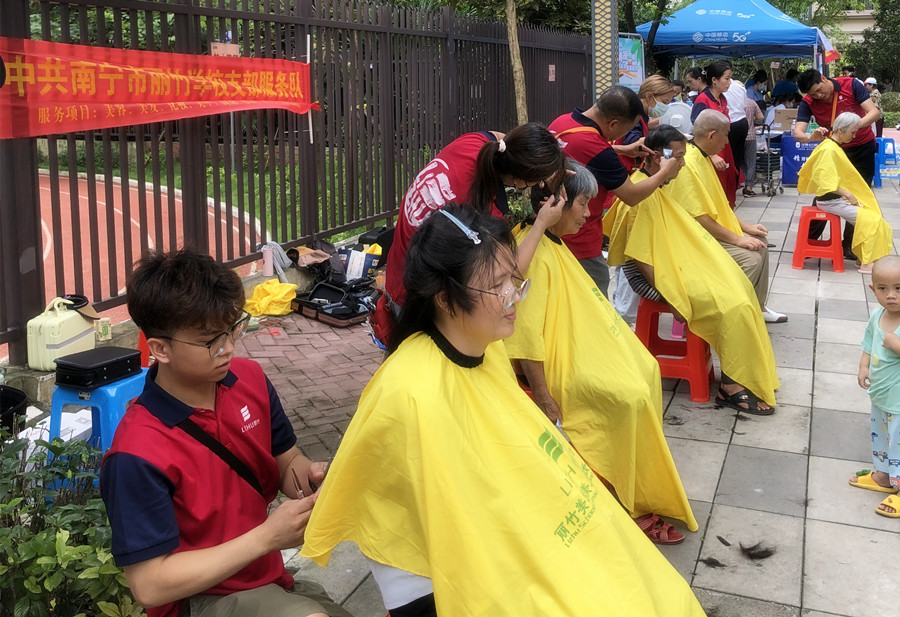 南寧培訓(xùn)美發(fā)社會實踐，為公園溪府小區(qū)居民免費理發(fā)