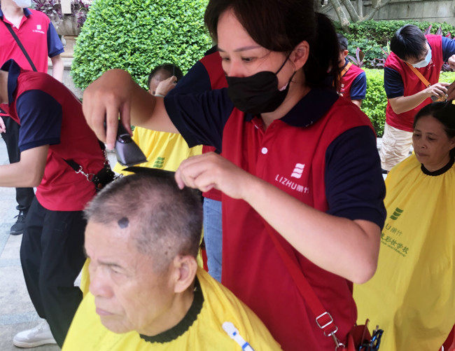 廣西美發(fā)教學內(nèi)容：社區(qū)開展免費理發(fā)活動