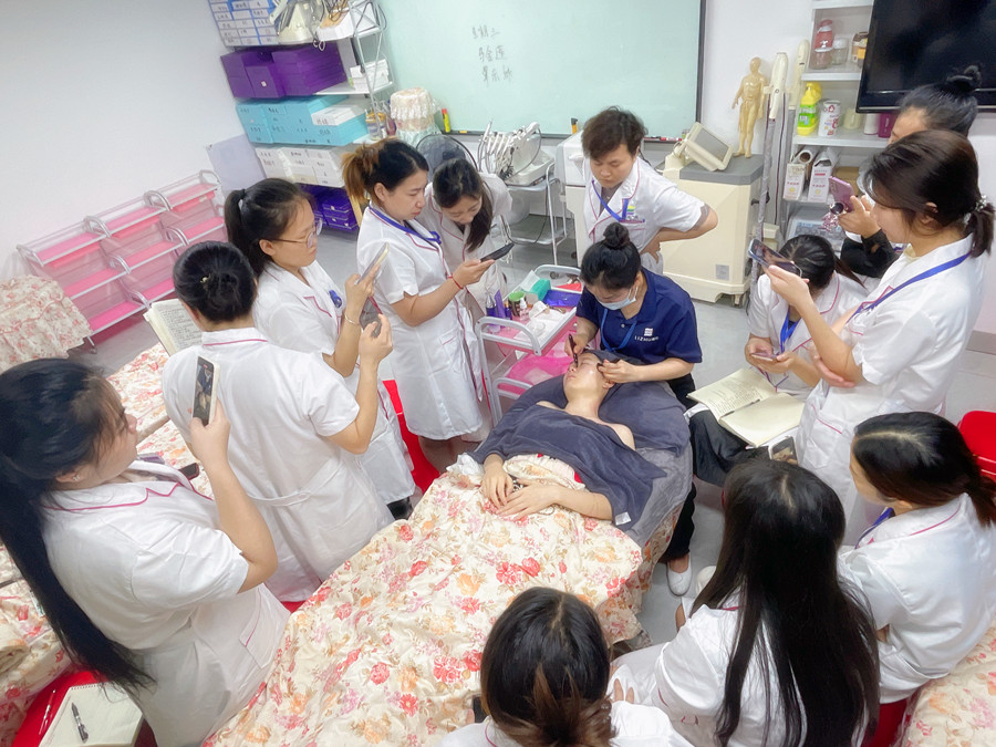 南寧美容專業(yè)教學(xué)：如何進(jìn)行眼部護(hù)理？