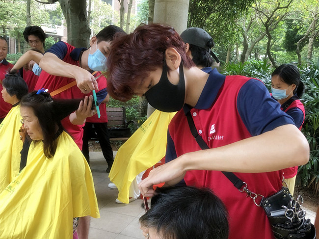 國慶送“禮”，南寧美發(fā)技術(shù)學校進行免費理發(fā)活動