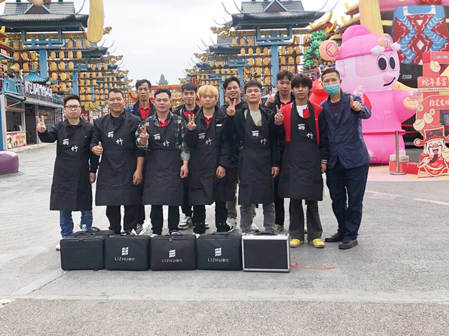 廣西美發(fā)職業(yè)學?！岸露挲堫^”義剪活動