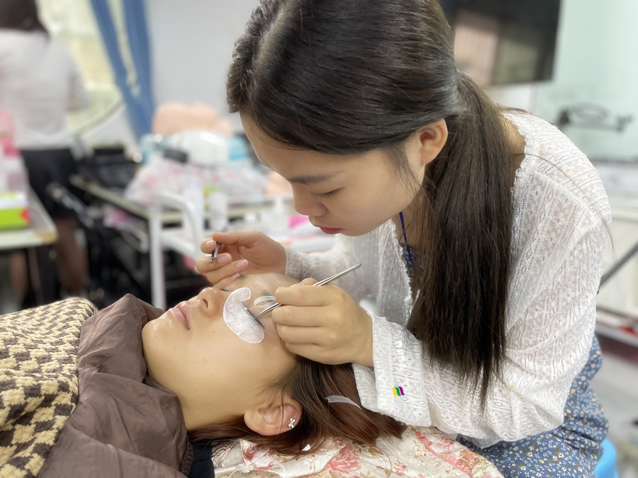 南寧美睫培訓(xùn)一對一：接完美睫的后續(xù)工作