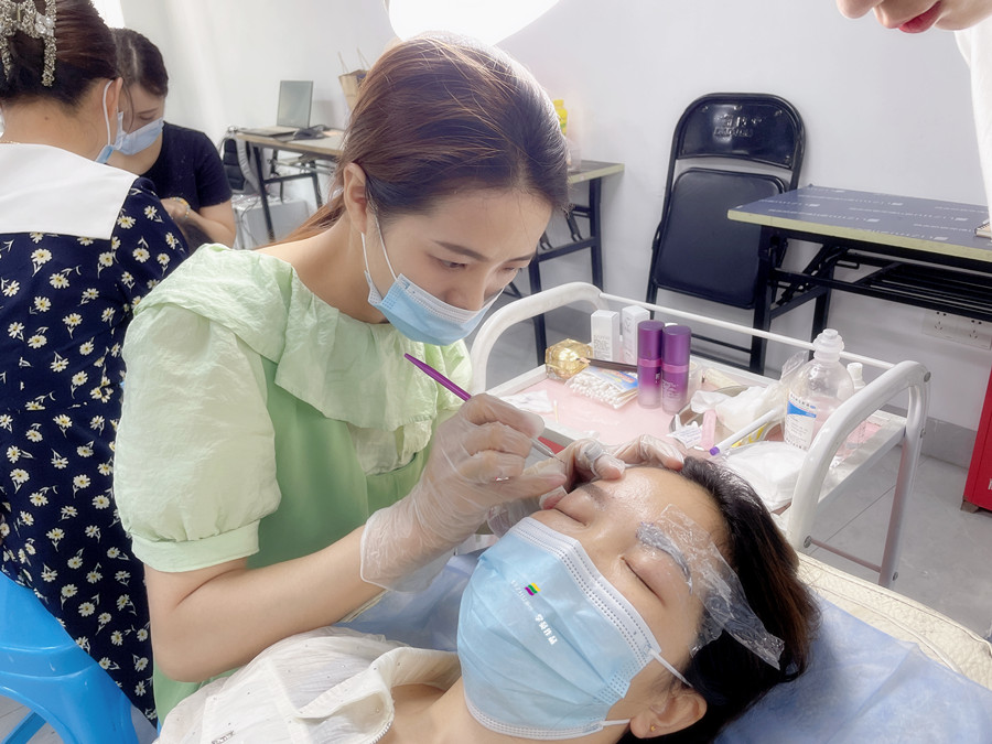 南寧教紋繡：如何掌握紋繡上色的時間？