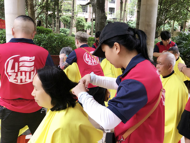 社區(qū)里的“便民理發(fā)店”開張了 | 廣西美發(fā)社會實踐報告
