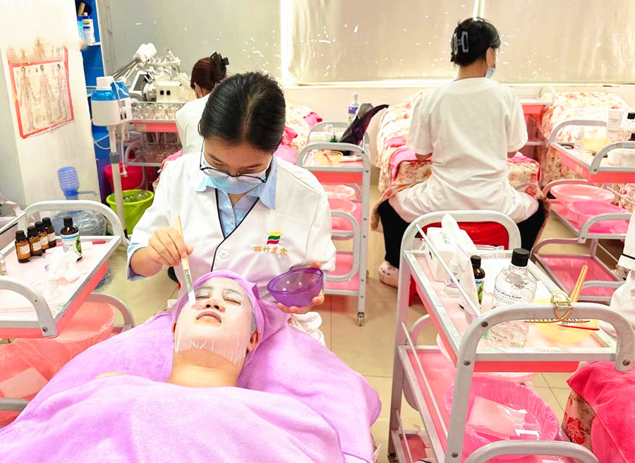 夏季補(bǔ)水的重要性，南寧美容護(hù)膚養(yǎng)顏學(xué)校分享