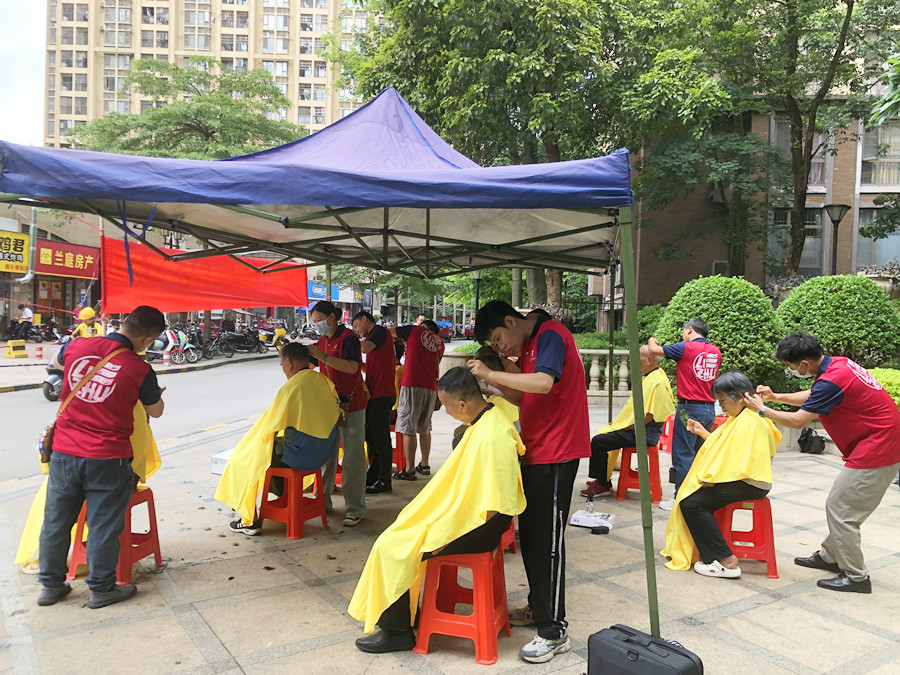 麗竹學(xué)校免費(fèi)理發(fā)服務(wù)送到家，居民連聲感謝