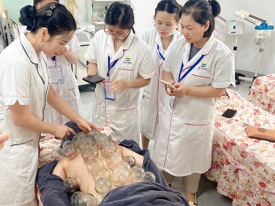 廣西美容真人實操，解鎖背部拔罐新技能