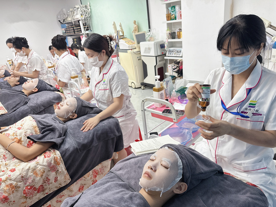 初秋面部補(bǔ)水護(hù)理，廣西皮膚管理操作講解