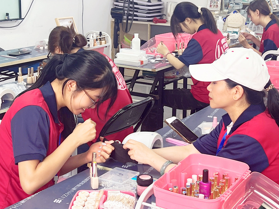 直擊廣西學(xué)美甲0基礎(chǔ)課堂花絮