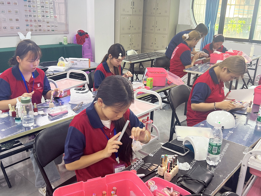 新手打磨甲片的技巧，南寧美甲訓(xùn)練